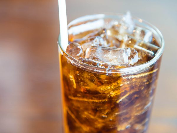 Erfrischendes Getränk mit Eiswürfeln in einem Glas, ideal zu Fast Food und Gerichten.